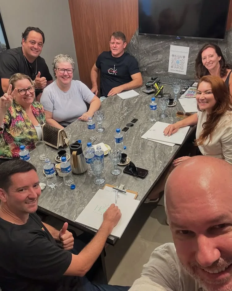 Visita com clientes à construtora em Itapema