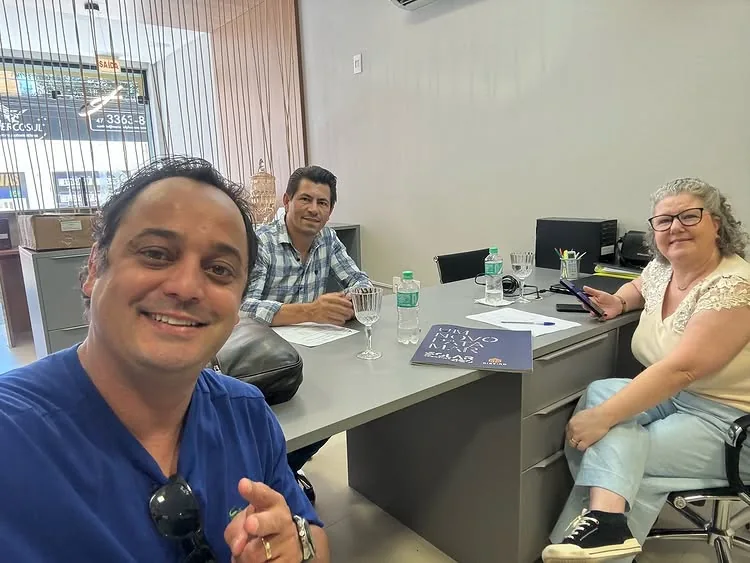 Encontro com parceiros na imobiliária