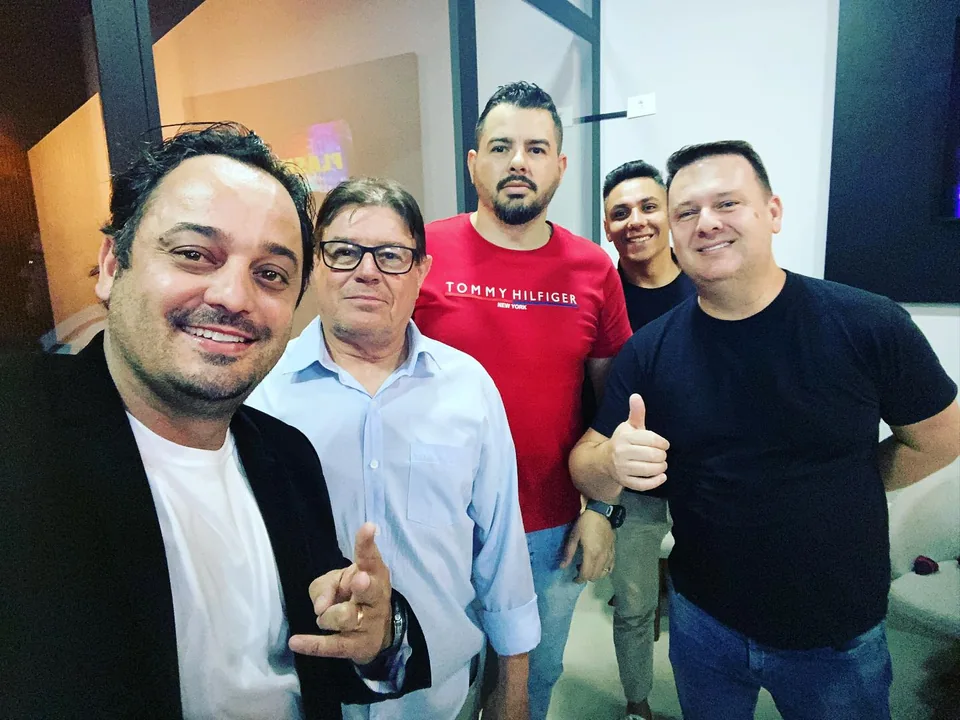 Samuel e quatro parceiros em um registro no escritório