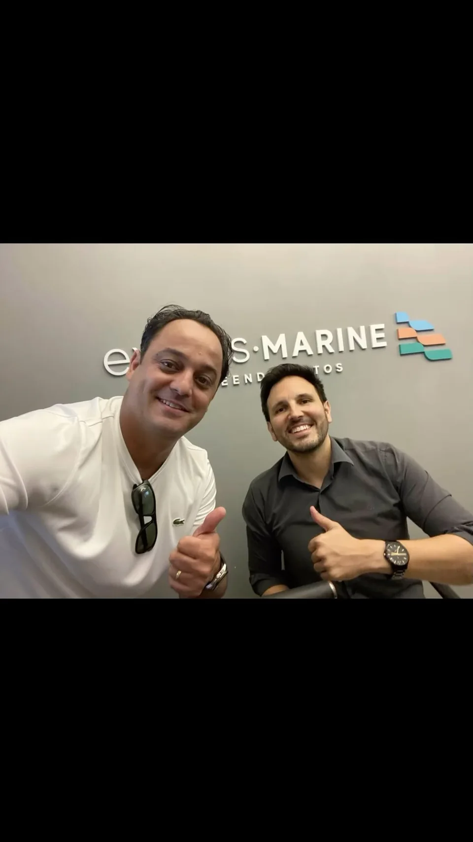 Samuel e parceiro em uma reunião no escritório de uma empresa de empreendimentos