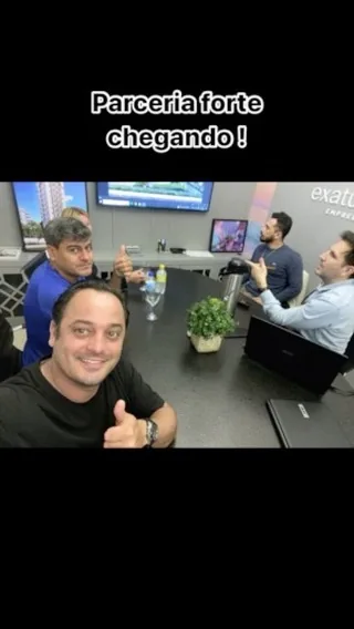 Samuel e parceiros ao redor da mesa de reuniões de uma empresa de empreendimentos