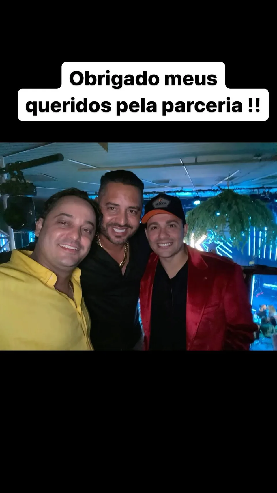 Samuel com dois parceiros em registro de encontro