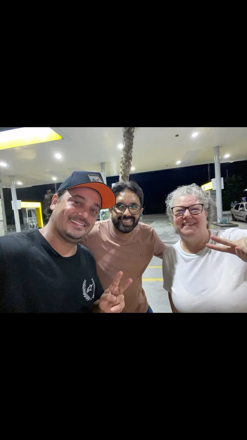 Samuel com Sônia e Henrique em um registro noturno de atendimento