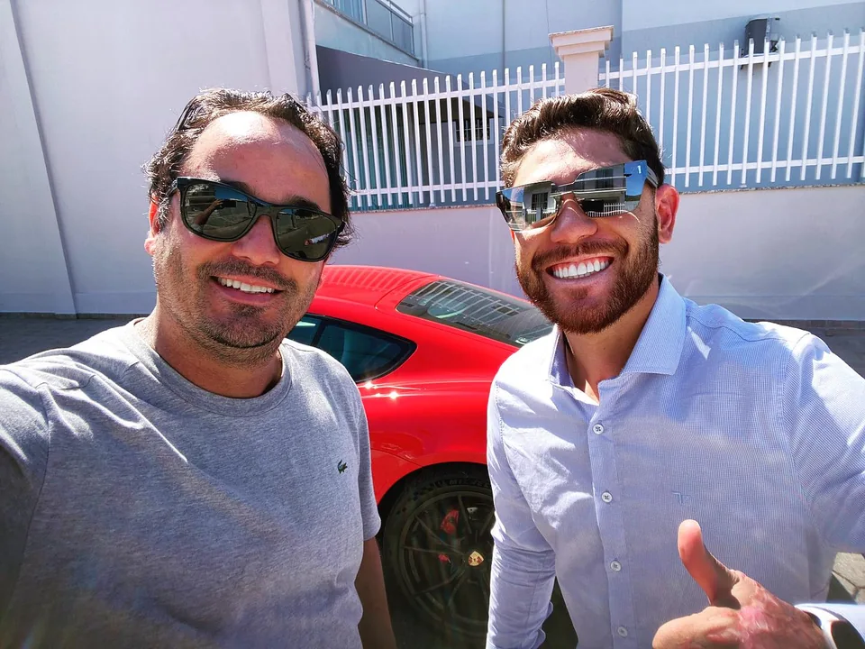 Samuel e Pablo em registro externo de uma parceria imobiliária