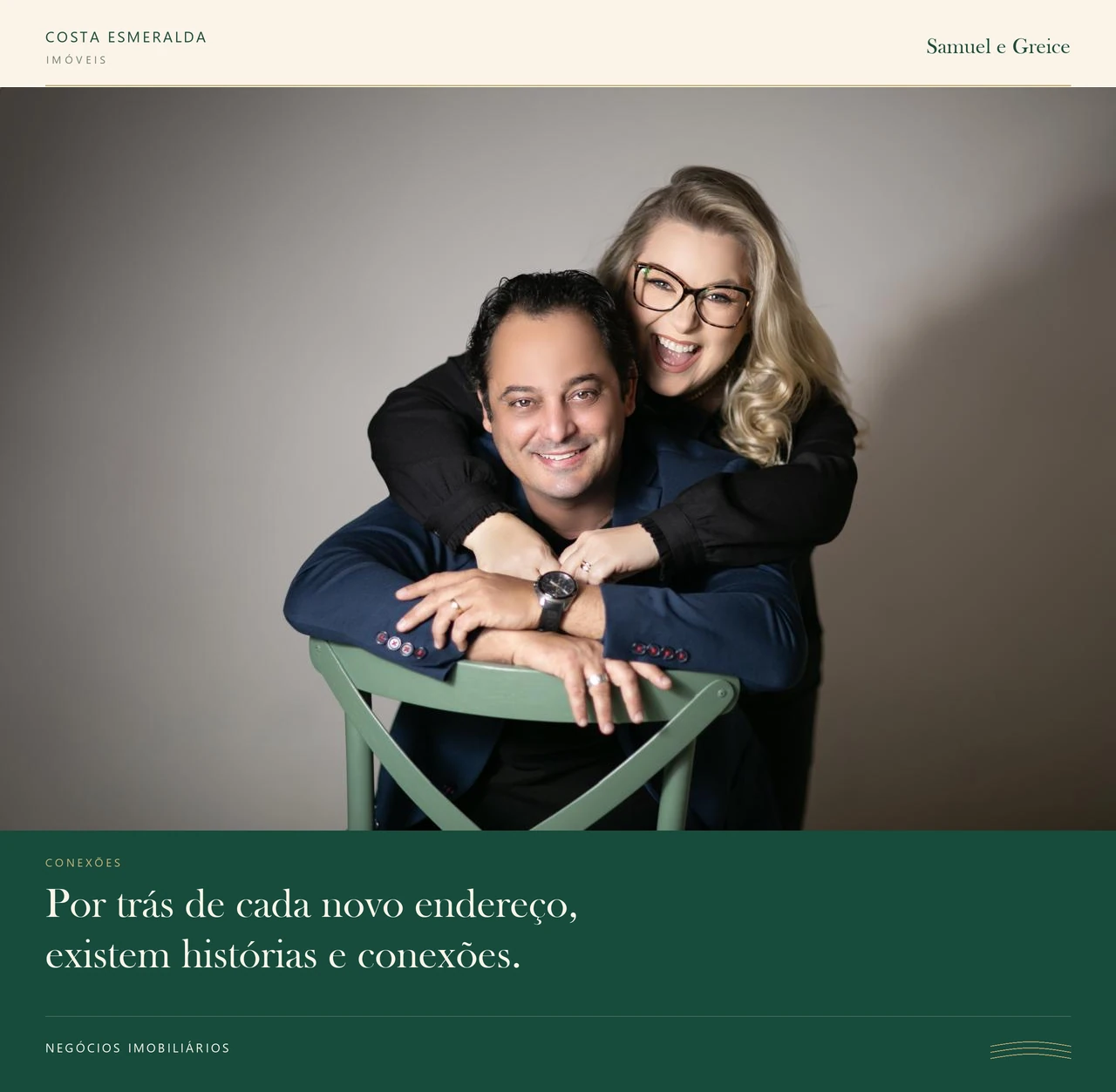 Samuel apoiado em uma cadeira e Greice abraçando seus ombros. Fotografia integral com a frase: Por trás de cada novo endereço, existem histórias e conexões.
