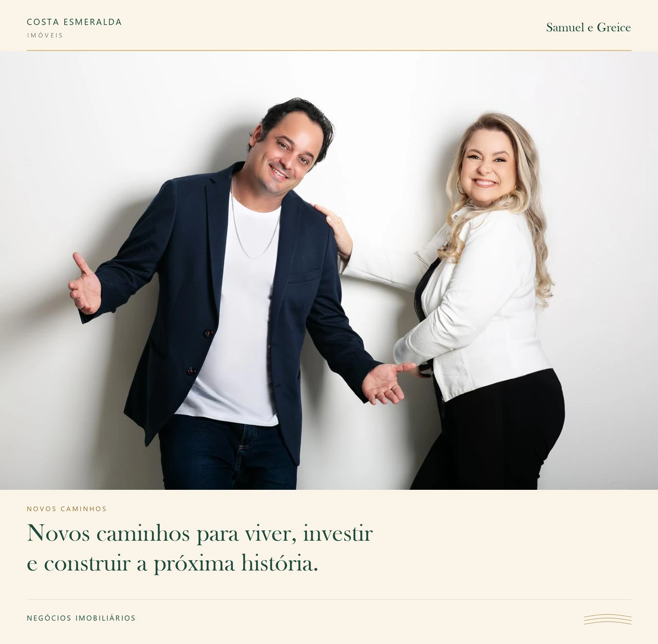 Samuel e Greice com os braços abertos diante de um fundo claro. Fotografia original com a frase: Novos caminhos para viver, investir e construir a próxima história.