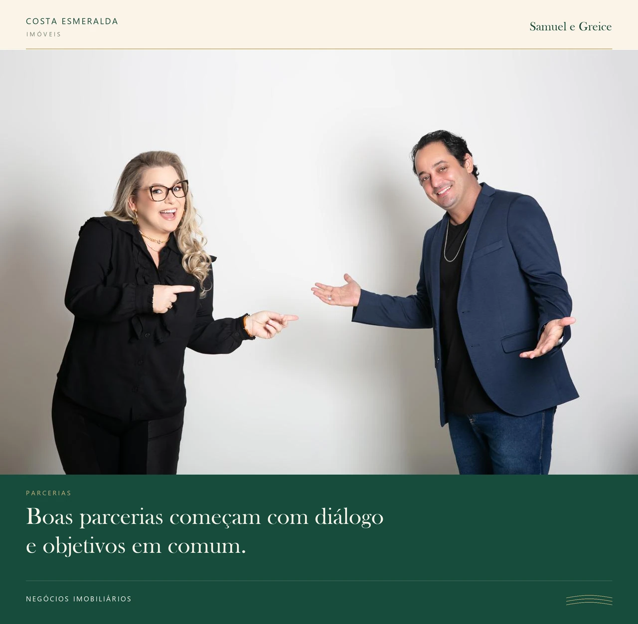 Samuel e Greice sorrindo e gesticulando um para o outro. Fotografia original com a frase: Boas parcerias começam com diálogo e objetivos em comum.